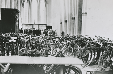 863778 Interieur van de Jacobikerk (Jacobskerkhof) te Utrecht: geparkeerde fietsen in de noordelijke zijbeuk van de ...